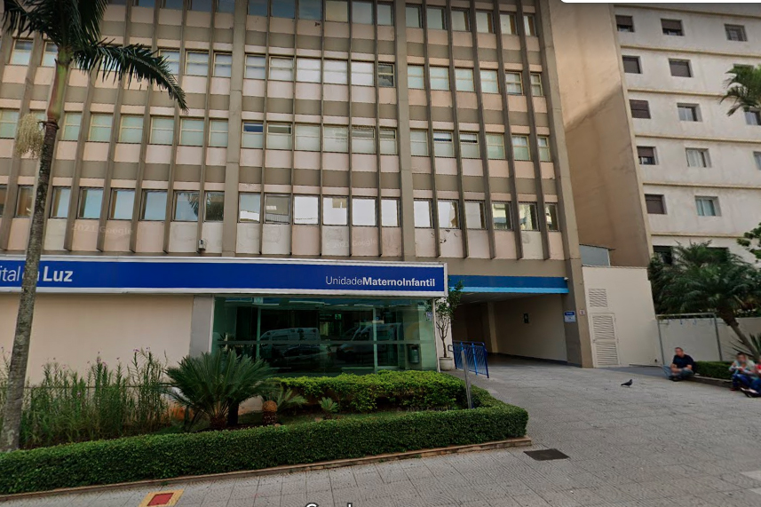 Imagem mostra fachada de prédio; faixa estampada no prédio diz: "unidade maternoinfantil"
