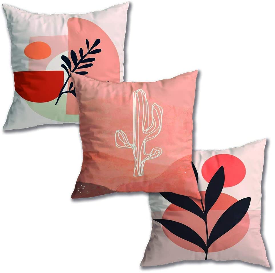 kit almofadas Três almofadas em sequência tem, em suas estampas, formas arrendondadas em laranja e rosa. Na primeira, além das formas, há um ramo de folhas preto. Na segunda, há um cacto branco. Na terceira, um ramo maior preto