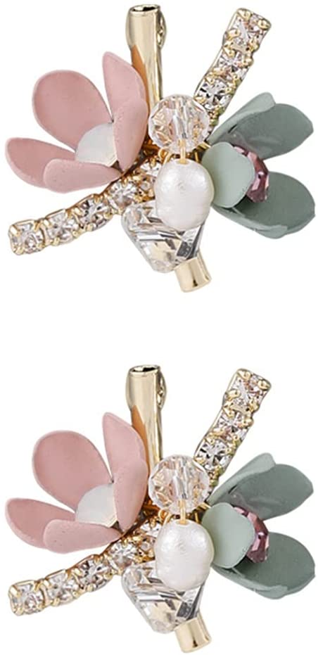 par brinco Um par de brincos. Há uma flor delicada com pétalas rosa e verde, strass e duas pérolas