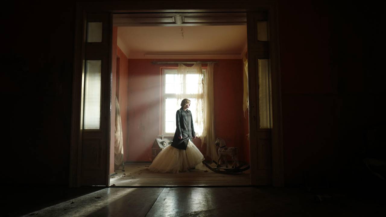 Cena de Spencer, com Kristen Stewart no centro de um quarto