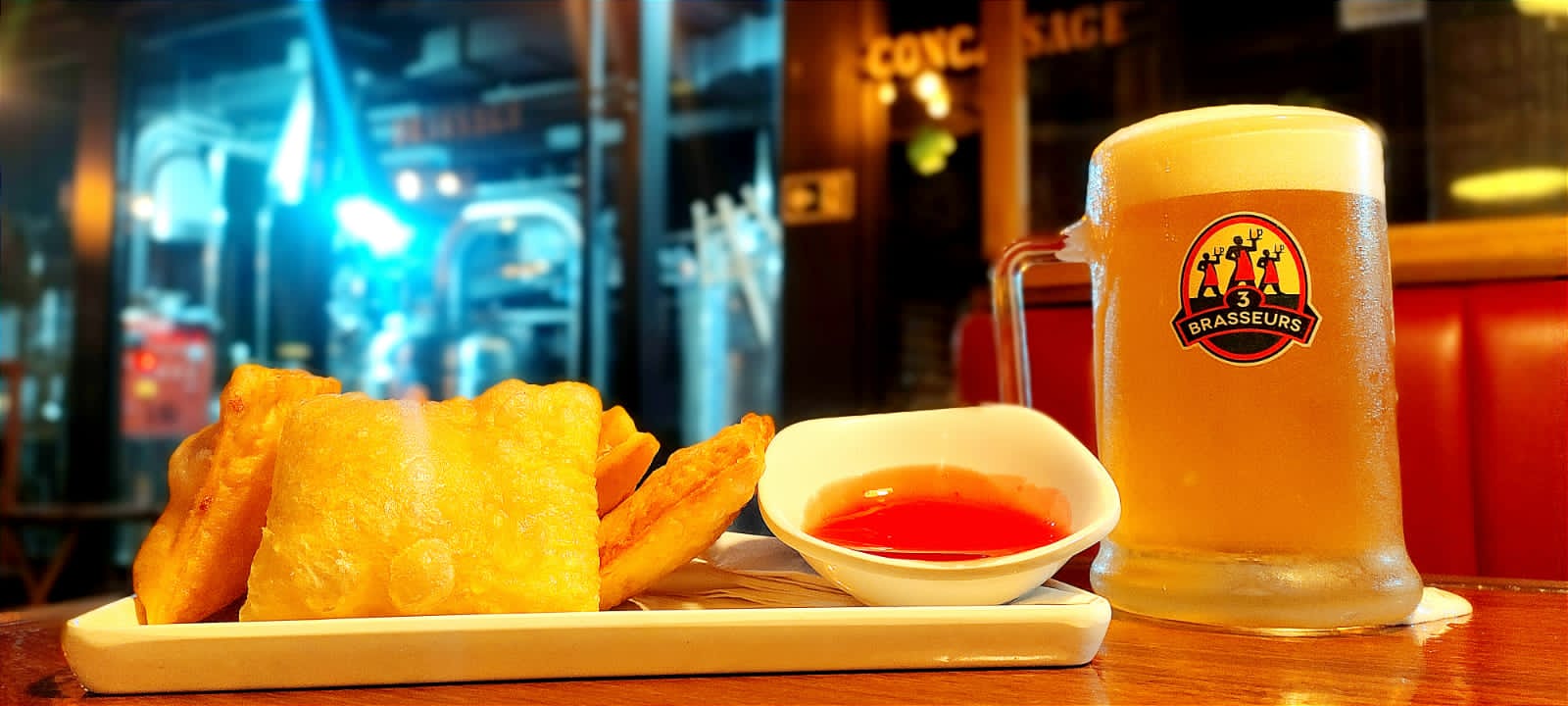 3 Brasseurs: o combo da noite, com past&eacute;is de queijo e chope, &eacute; R$ 49,00