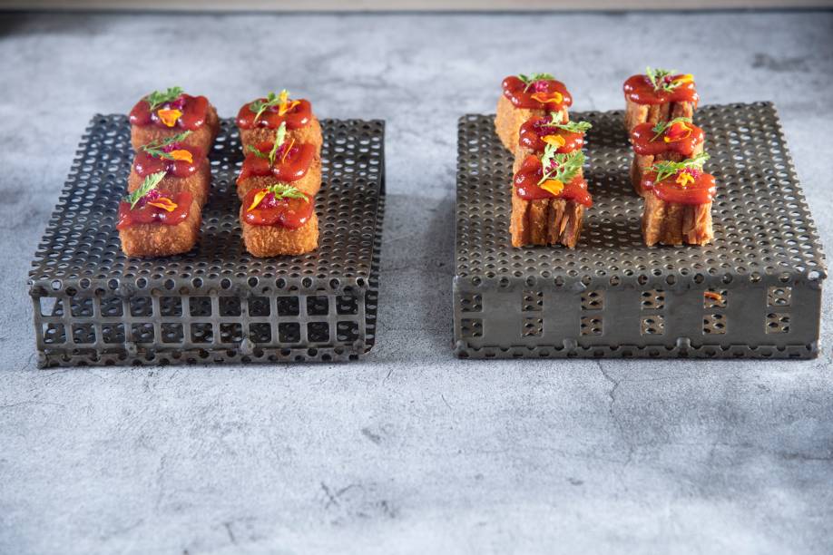 Duas versões: queijo de coalho empanado e torresmo de pancetta com goiabada Duas versões: queijo de coalho empanado e torresmo de pancetta com goiabada