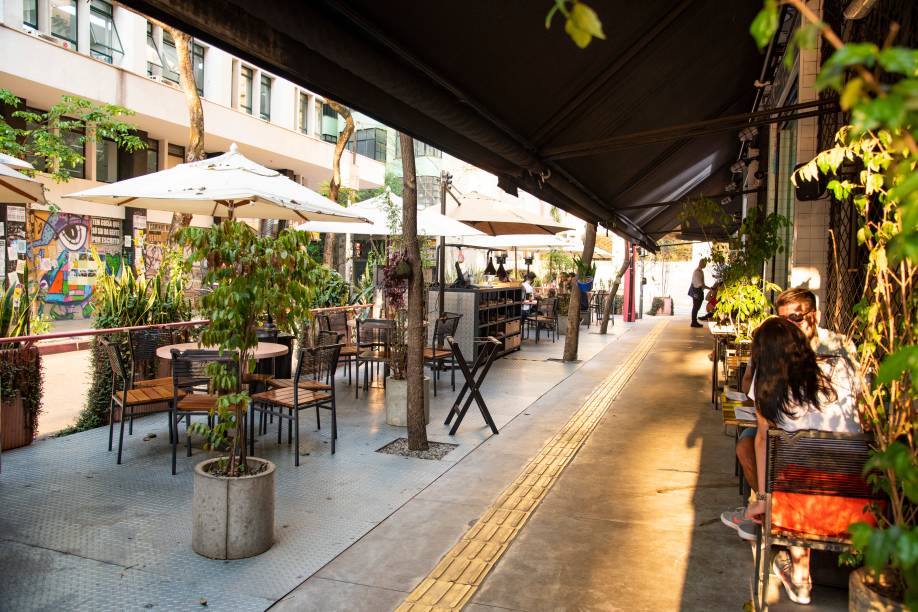 Mesas ao ar livre: para provar receitas dos chefs Jefferson e Janaína Rueda Mesas ao ar livre: para provar receitas dos chefs Jefferson e Janaína Rueda