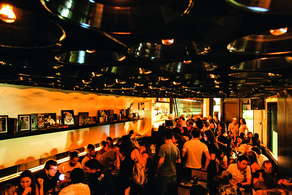 O ambiente cheio de pessoas do bar Dry.