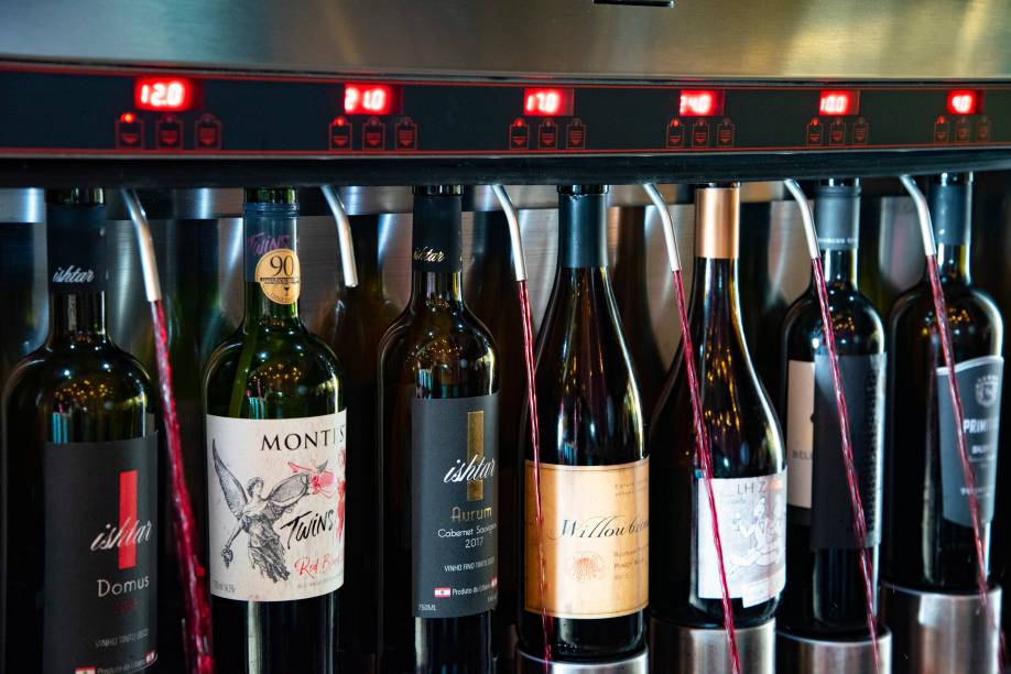 Doze máquinas de autosserviço: em dose de 30, 60 ou 120 mililitros Doze máquinas de autosserviço: em dose de 30, 60 ou 120 mililitros