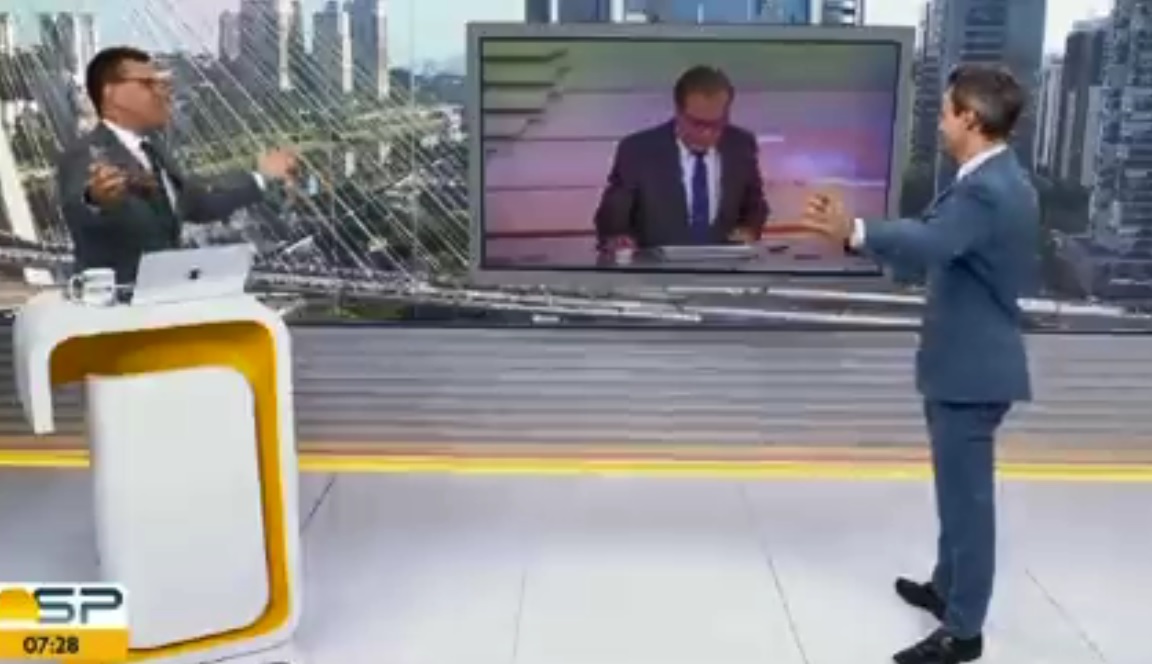 “Dia de Oxalá, Epá Babá”: Chico Pinheiro entra ao vivo em jornal e não percebe
