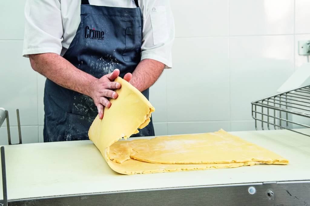COMER & BEBER 2021 – Crime Pastry Shop Massa folhada crua sendo dobrada.