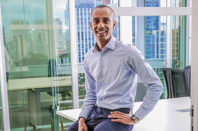 A trajetória do CEO de empresa de intercâmbio que teve inglês pago por tio