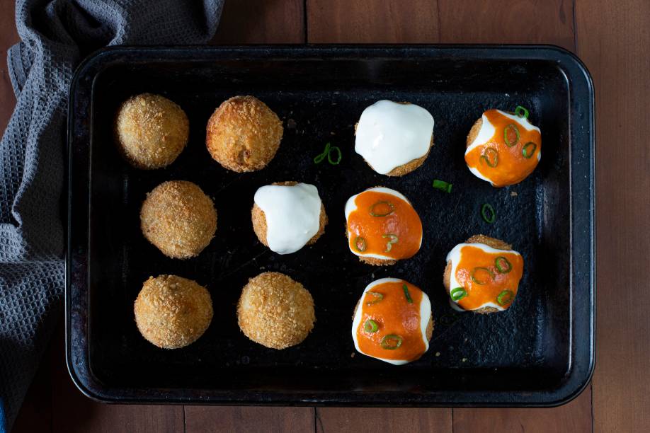 O preparo da bomba de la barceloneta: com molhos de alho e de pimenta O preparo da bomba de la barceloneta: com molhos de alho e de pimenta