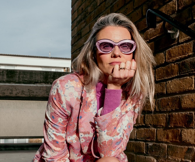 Blogueira relembra problemas financeiros e detox fashion em novo livro