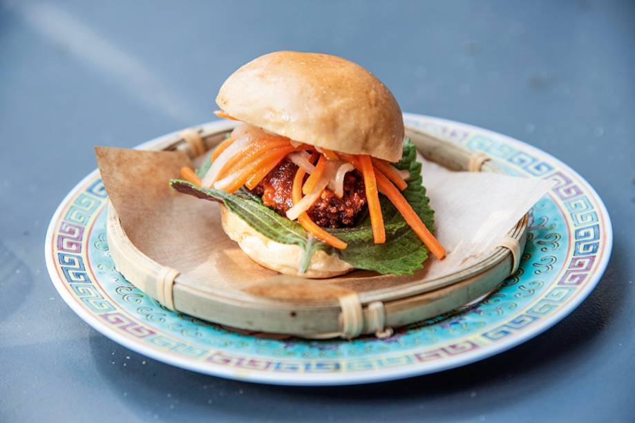 Minissanduíche de ostra frita e empanada: acompanha molho picante e agridoce Minissanduíche de ostra frita e empanada: acompanha molho picante e agridoce