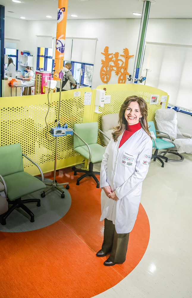 São Paulo 21 outubro 2021GRAACCFoto Alexandre Battibugli Veja SP A foto mostra Monica Cypriano, de jaleco, em uma das salas do GRAAC. Ela está de pé, sorrindo para a câmera.