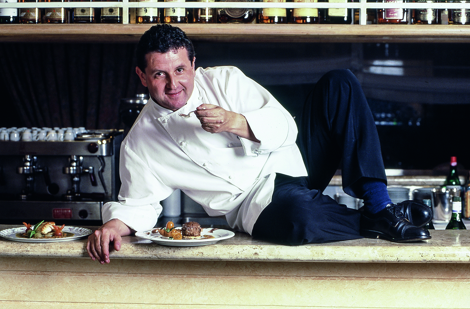 O chef Lauren Suaudeau deitado sobre balc&atilde;o do bar do restaurante Laurent.