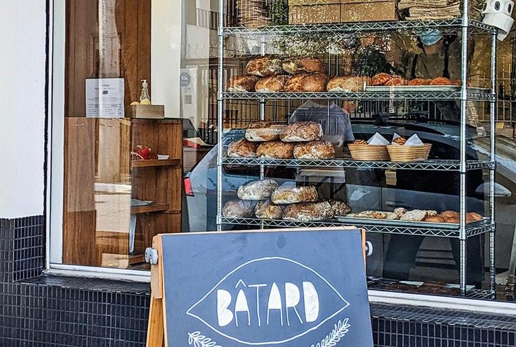 Vitrine: pães, doces e folhados voltados para rua Vitrine: pães, doces e folhados voltados para rua