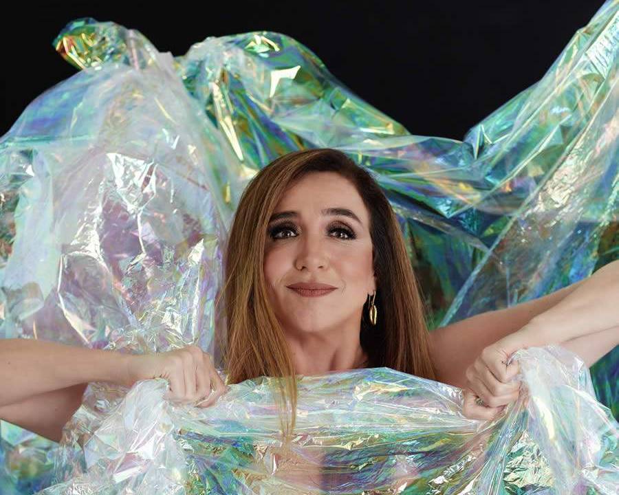 Marisa Orth estreia monólogo Bárbara: tradução livre da história de Bárbara Gancia contra o alcoolismo. Na foto, aparece o rosto da atriz e as mãos, que estão puxando uma espécie de plástico