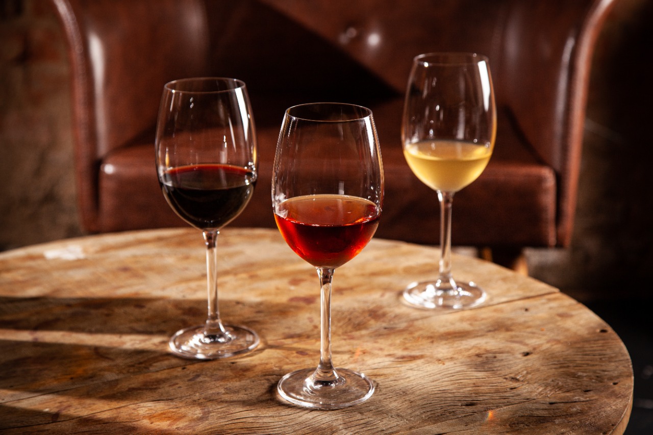 Iai&aacute; Cave &agrave; Manger: o bar de vinhos separou r&oacute;tulos para quem pedir uma ta&ccedil;a (a partir de R$ 32,00) ganhar outra