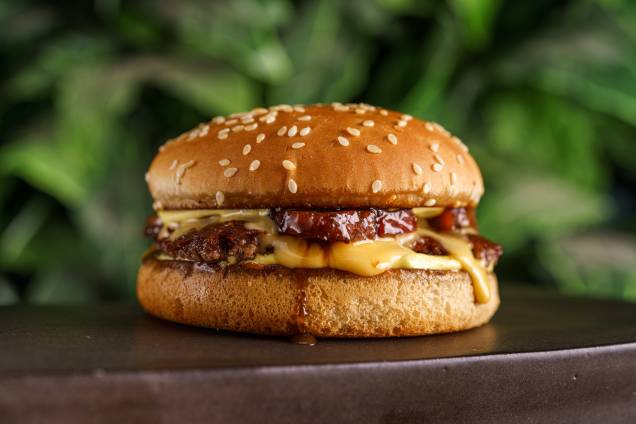 Chesse bacon: assinado por Fábio Moon, do Fat Cow, ele é uma opção de hambúrguer daqueles mais fininhos Chesse bacon: assinado por Fábio Moon, do Fat Cow, ele é uma opção de hambúrguer daqueles mais fininhos