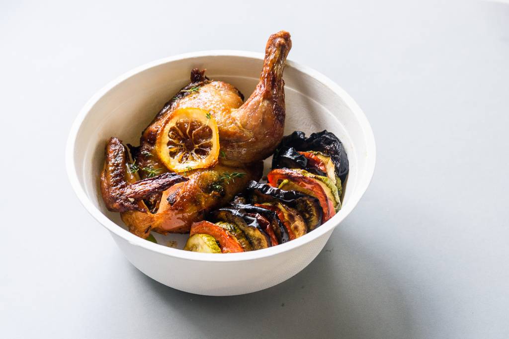 Mesa III – Portinhola Mesa III - Portinhola: no serviço de delivery, o galeto vem junto de vegetais (R$ 62,00 o menu completo)