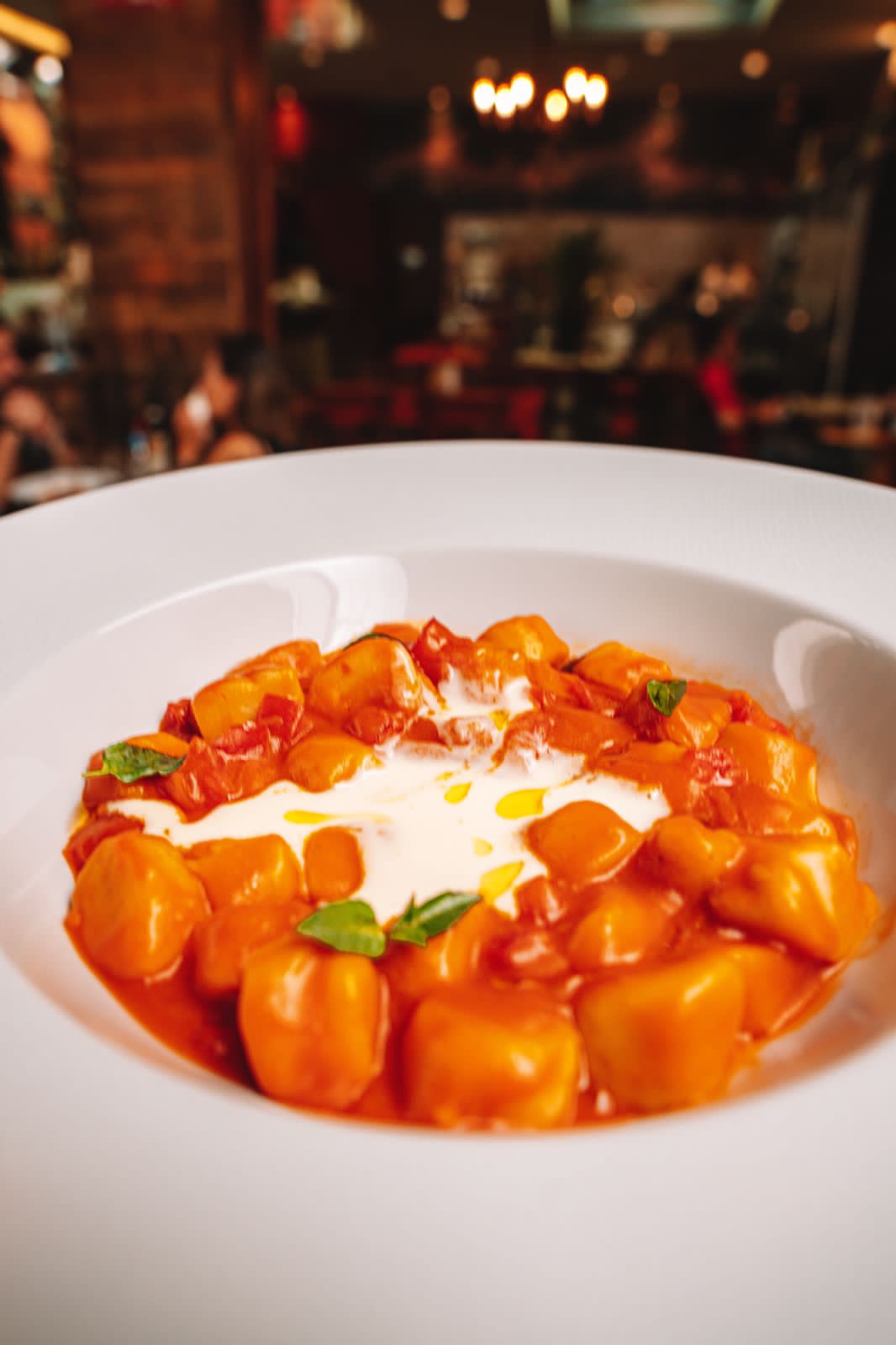 Zena Caff&egrave;: cl&aacute;ssico de Carlos Bertolazzi, o nhoque ao molho de tomate leva fonduta de queijo stracchino