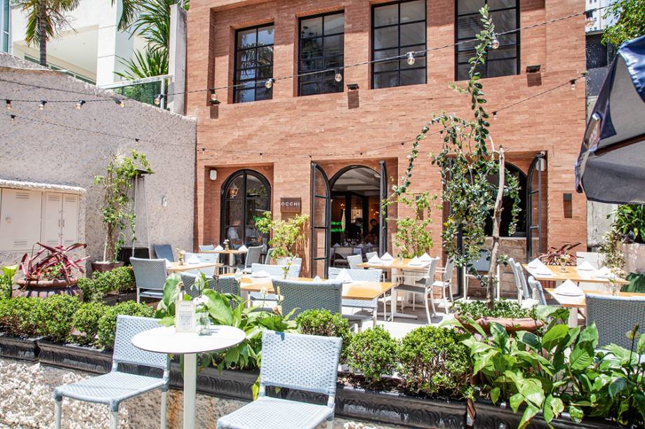 Fachada: ambiente repaginado com parede de tijolinhos Fachada: ambiente repaginado com parede de tijolinhos