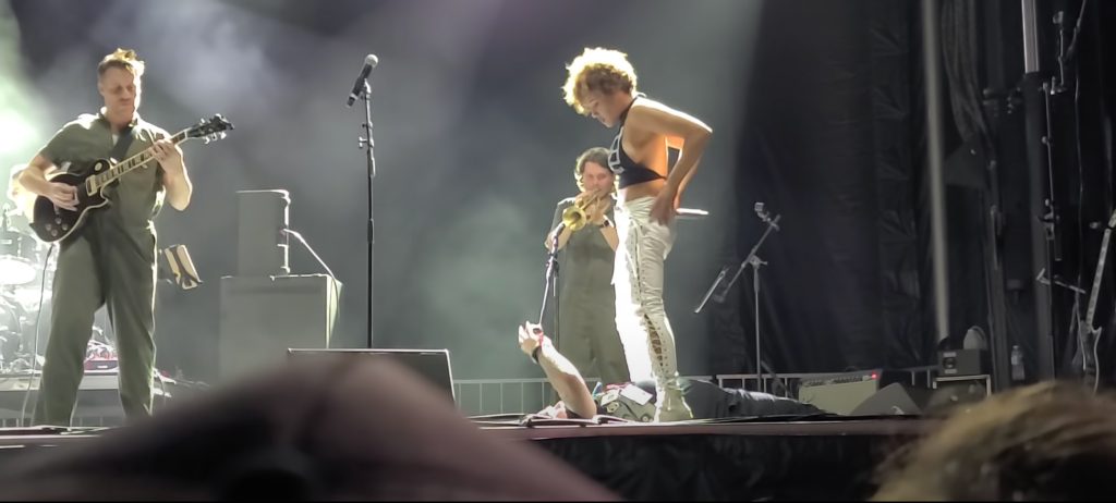 Vocalista de banda de rock urina em rosto de fã durante show