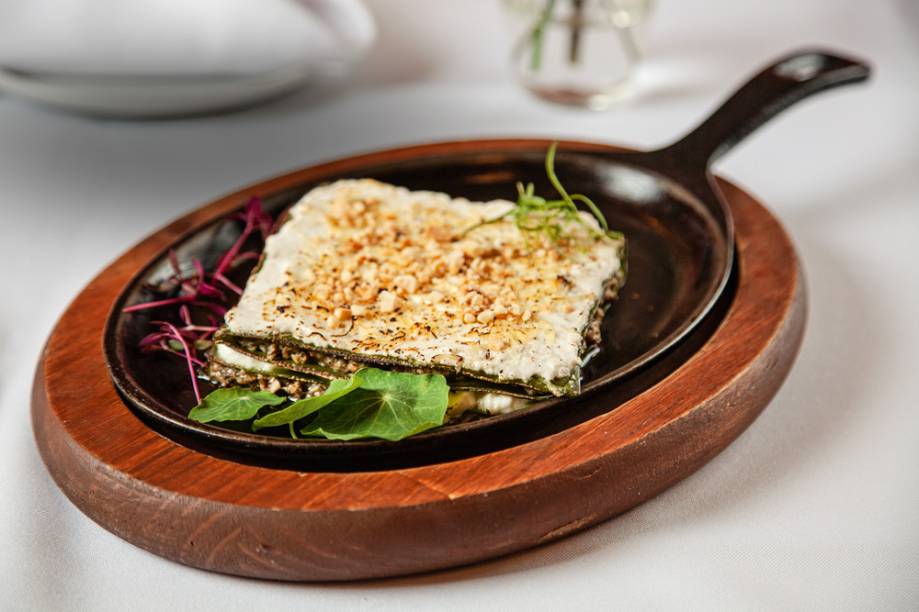 Lasanha de massa verde: com recheio de creme de ricota e pasta de berinjela Lasanha de massa verde: com recheio de creme de ricota e pasta de berinjela