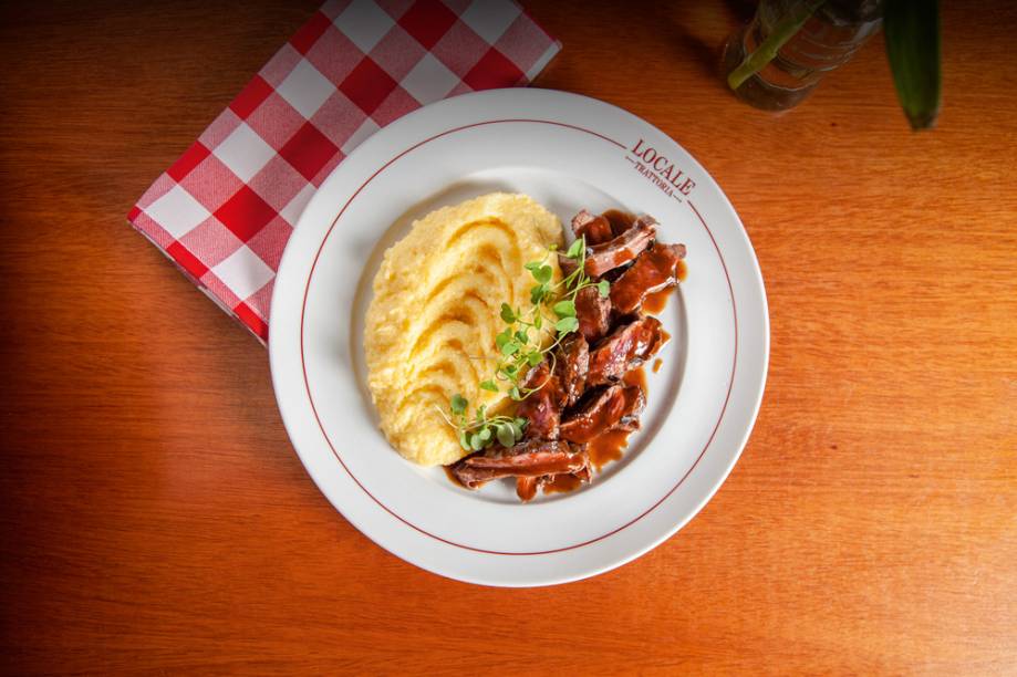 Tagliata com polenta: feita de flat iron ao molho demi-glace com vinho do Porto