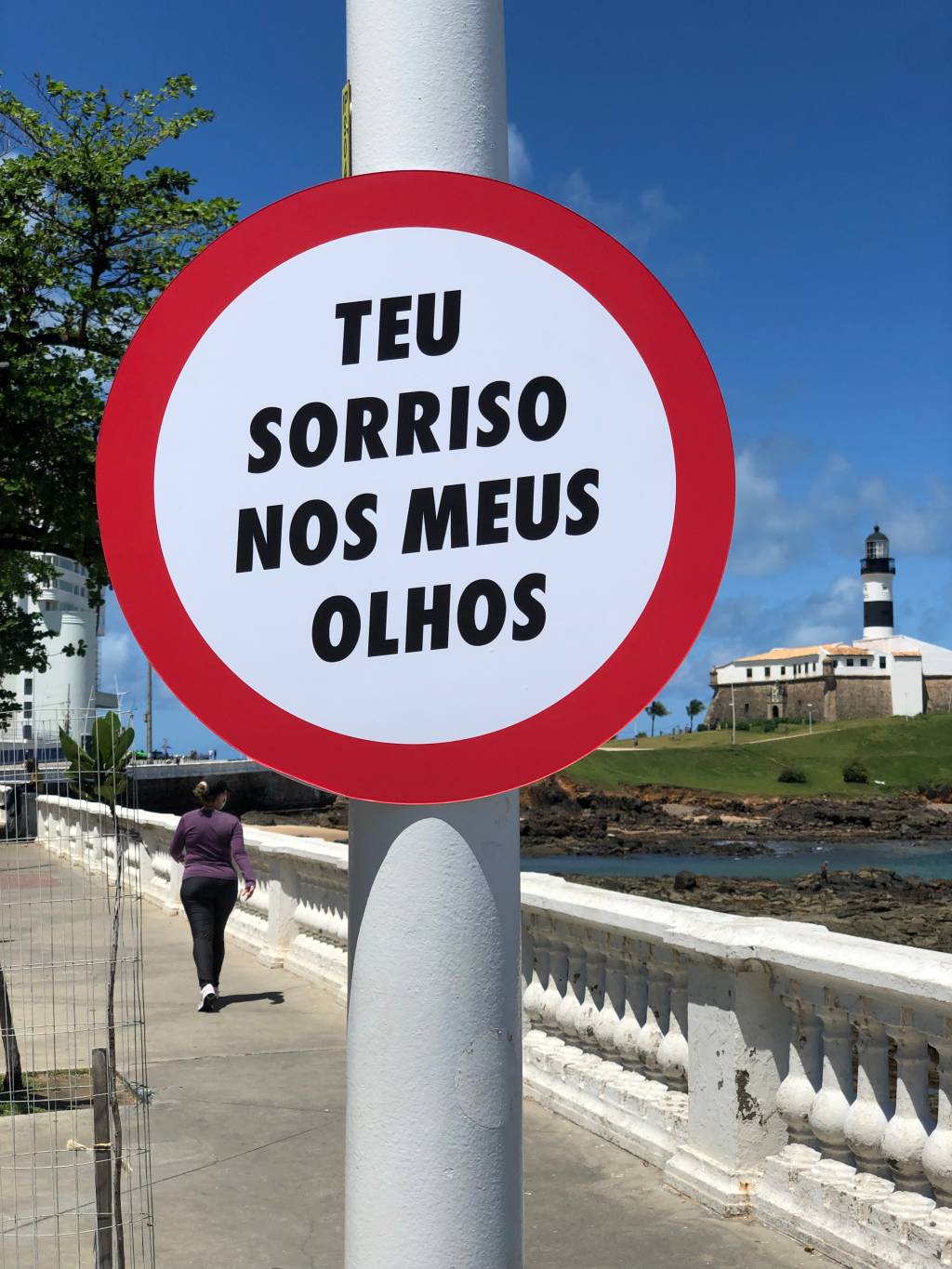 Teu sorriso nos meus olhos, Felipe Morozini (Felipe para Persol) (2) Frase de Felipe Morozini estampada em placa próxima a praia.