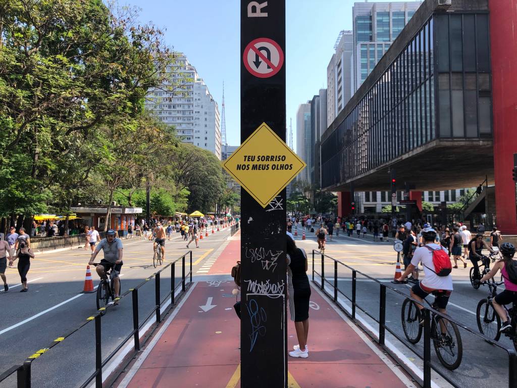 Teu sorriso nos meus olhos, Felipe Morozini (Felipe para Persol) (4) Frase de Felipe Morozini estampada em placa da avenida Paulista.