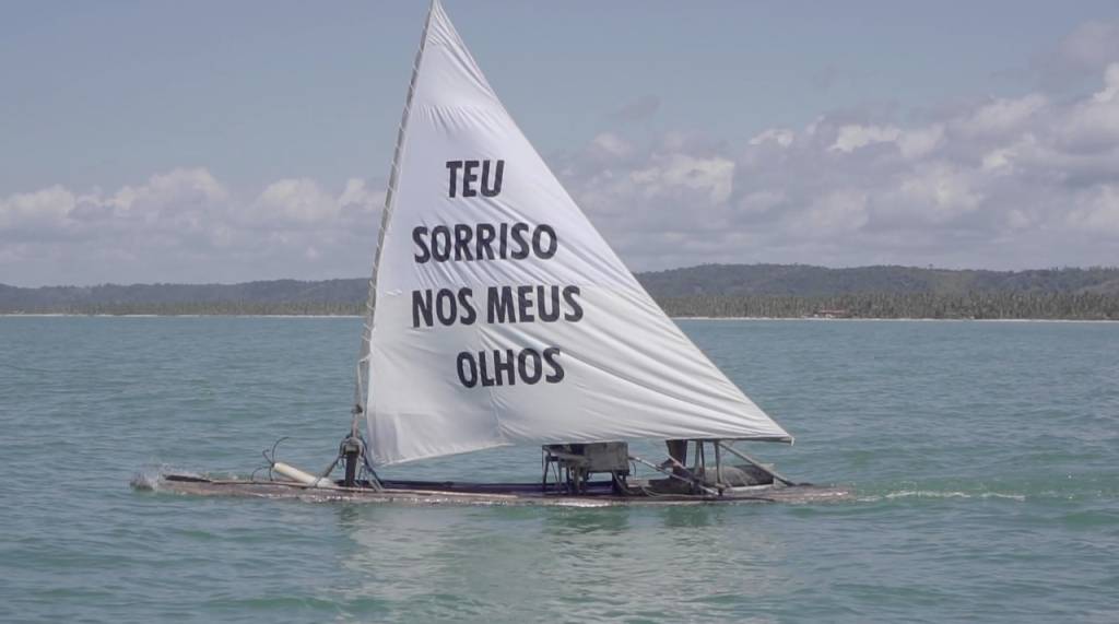 Teu sorriso nos meus olhos, Felipe Morozini (Reprodução) Frase de Felipe Morozini estampada em jangada no mar.