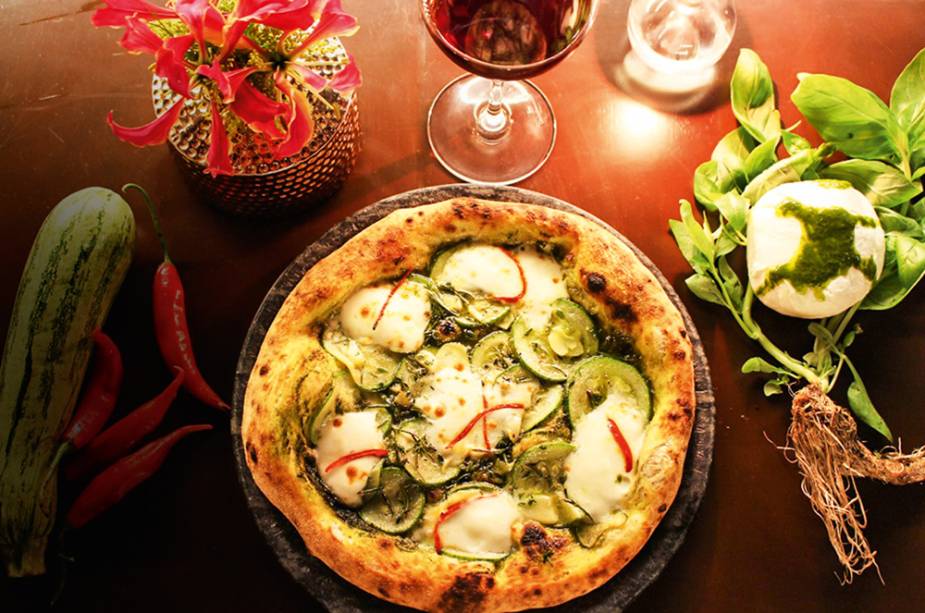 Verdi: abobrinha, pesto, muçarela, alho, alecrim, tomilho e pimenta dedo-de-moça Verdi: abobrinha, pesto, muçarela, alho, alecrim, tomilho e pimenta dedo-de-moça