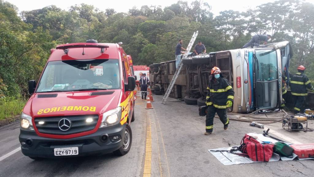 Ônibus que ia para Paraty tomba e deixa quase 40 feridos e ao menos 5 mortos