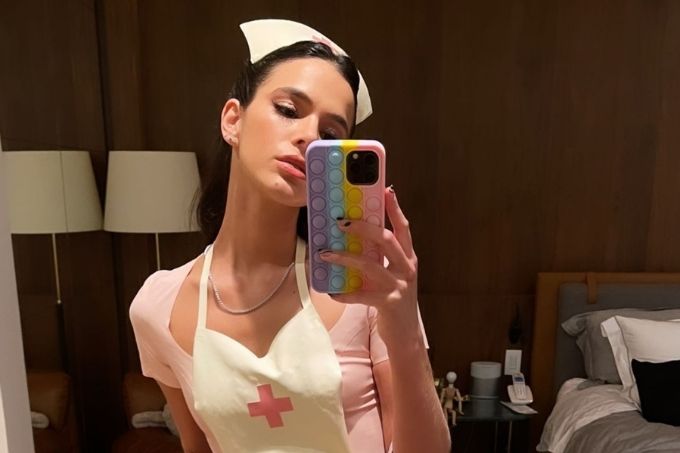 Bruna Marquezine se posiciona sobre críticas por fantasia de enfermeira