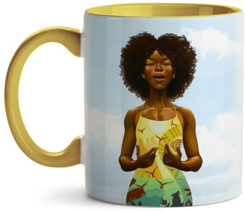 caneca origens Uma caneca estampa o desenho de uma mulher negra de olhos fechados, no fundo que parece ser o céu, e as mãos em frente ao corpo. Ela está com a cabeça inclinada para cima