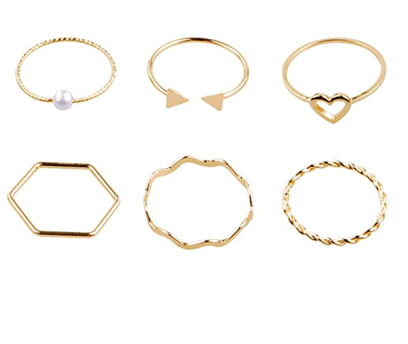 conjunto Seis anéis dourados finos cada um de um estilo. Tem em forma geométrica, redondo, pontilhado, aberto, com pedra e com coração