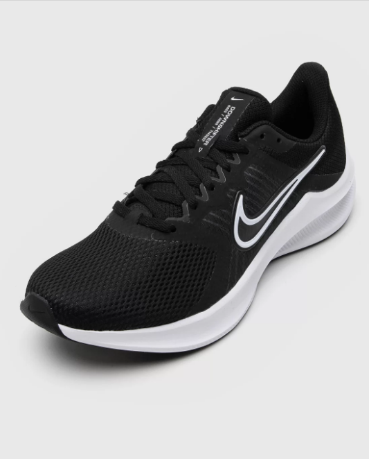 nike 11 Um tênis da Nike preto com sola branca