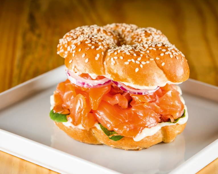 De salmão defumado: servido no bagel De salmão defumado: servido no bagel