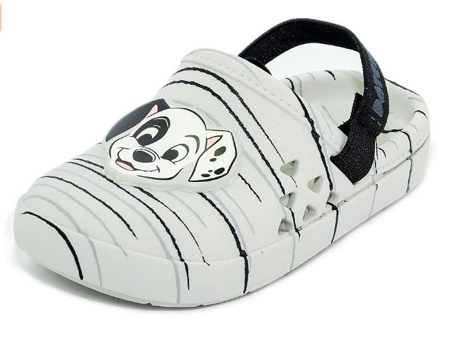 Sand&aacute;lia no estilo Crocs tem um cachorrinho estampado. &Eacute; branco e preto