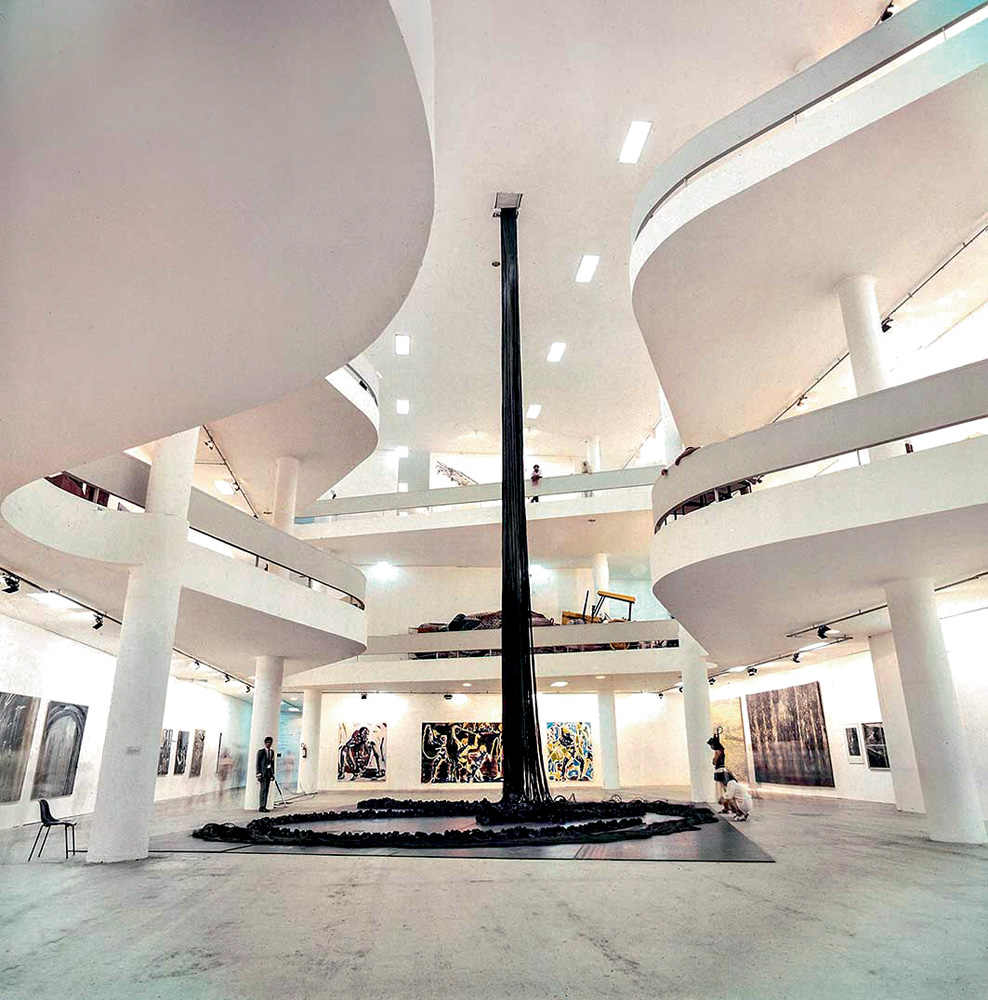 39_Tunga.jpg Escultura de Tunga exposta na Bienal de SP. Trata-se de uma grande estrutura em forma de paralelepípedo preto, que encontra com o teto da galeria.