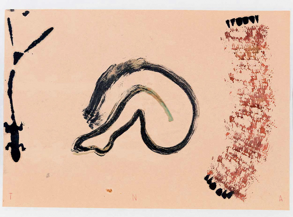42_Tunga.jpg Desenho de uma silhueta humana e, ao lado, o que parece ser um lagarto ou uma lagartixa. Os traços foram feitos com pincel na cor preta e o fundo é rosa salmão. A silhueta indica uma pessoa sentada, com a cabeça entre as pernas dobradas.