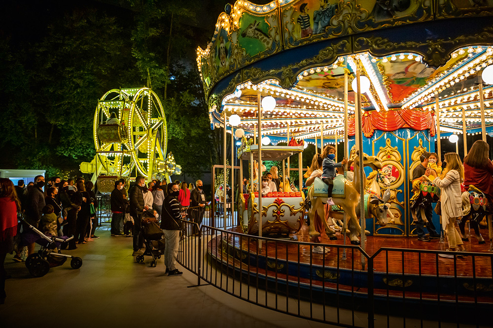 Shopping recebe roda-gigante, carrossel e trenzinho em decoração de Natal