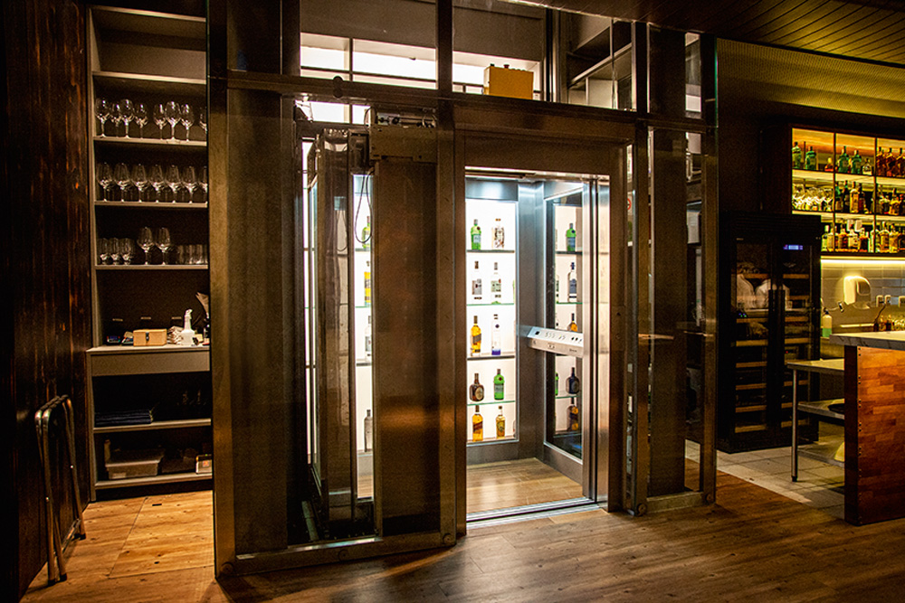 Elevador rodeado por garrafas