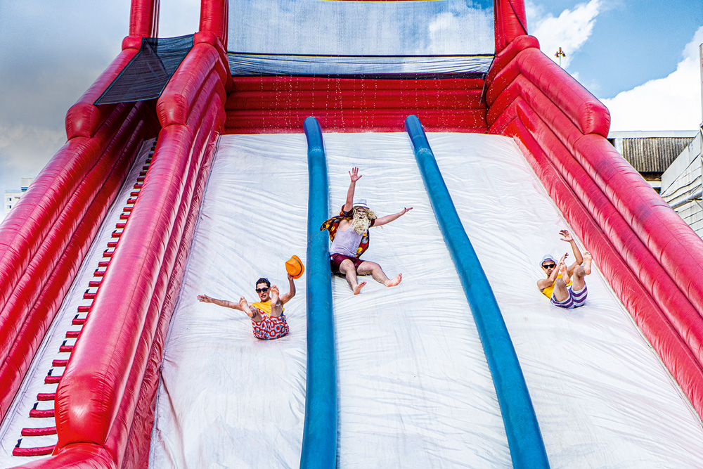 Parques de infláveis PopHaus recebem Papai Noel e banda natalina