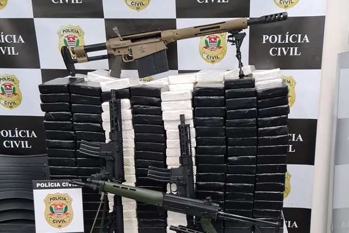 armas e drogas apreendidas pela polícia