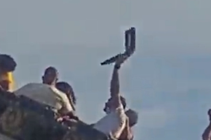 Visitante com trava de segurança na mão