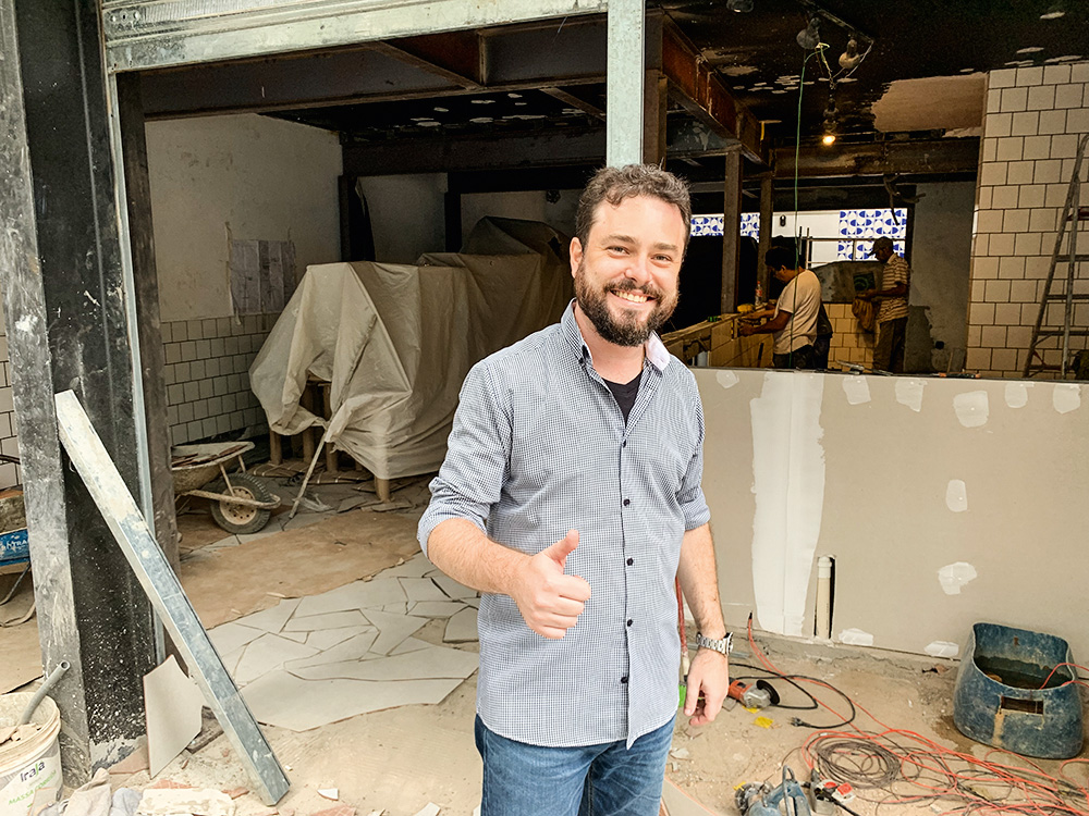 Braca Kadu Tomé posa em meio às obras do Braca
