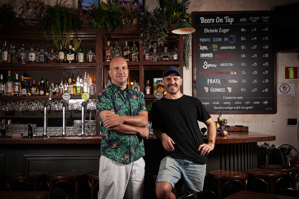 Dois amigos ingleses tocam um pub de verdade