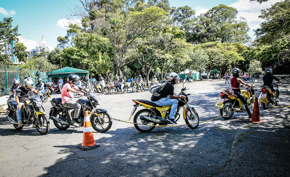 Imagem mostra diversos motociclistas em formato de c&iacute;rculo sobre espa&ccedil;o de asfalto.