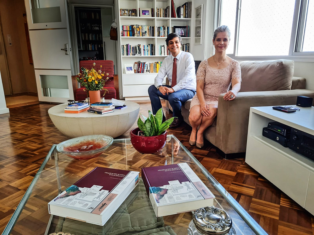 Apartamento presidente da OAB Patricia Vanzolini e Leonardo Sica, vice de sua chapa, aparecem sentados num sofá no apartamento de Patricia. Sobre a mesa de centro, está um livro de biologia do avô da presidente da OAB. O cômodo é repleto de livros e algumas plantas.