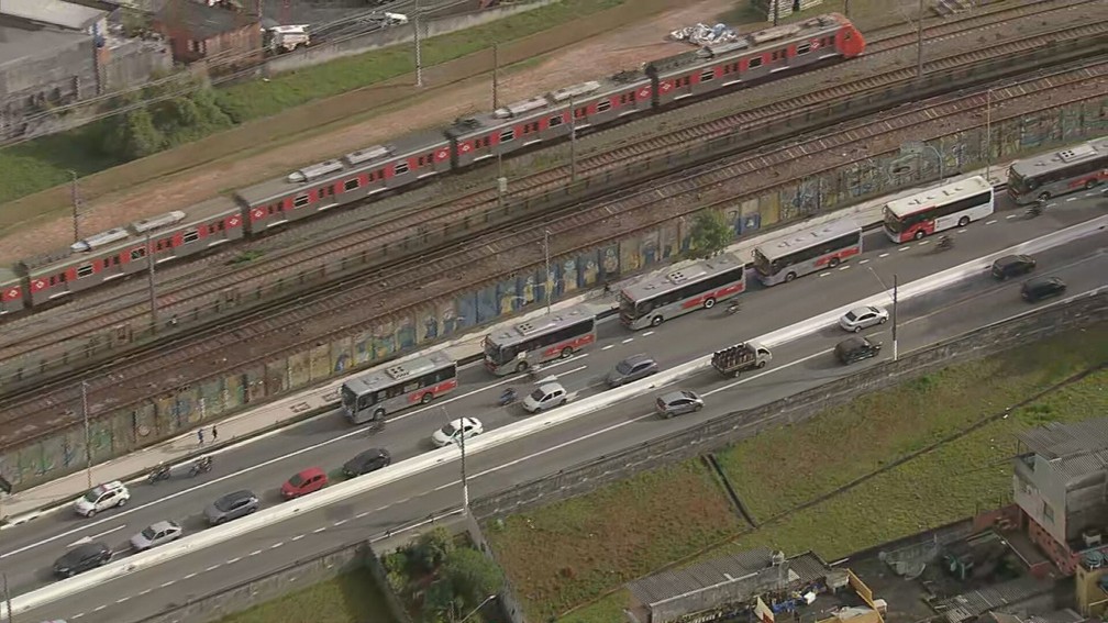 Motoristas de ônibus fazem manifestação na Zona Leste de São Paulo